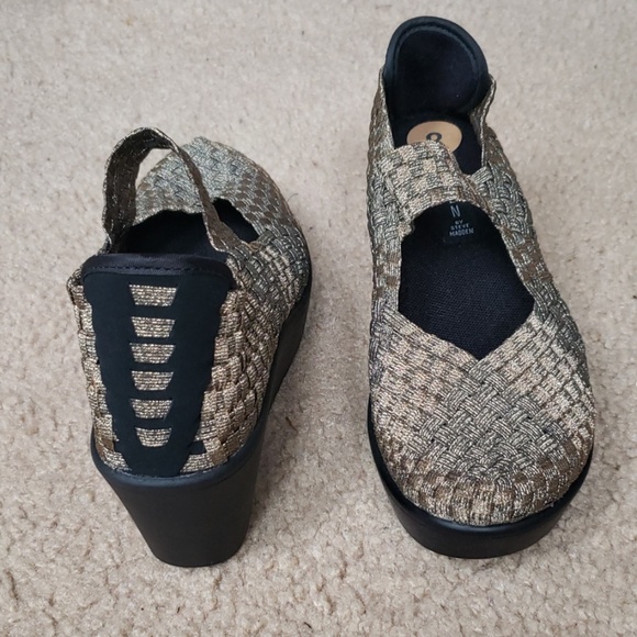Steven by Steve Madden gold and back wedge - Picture 2 of 3